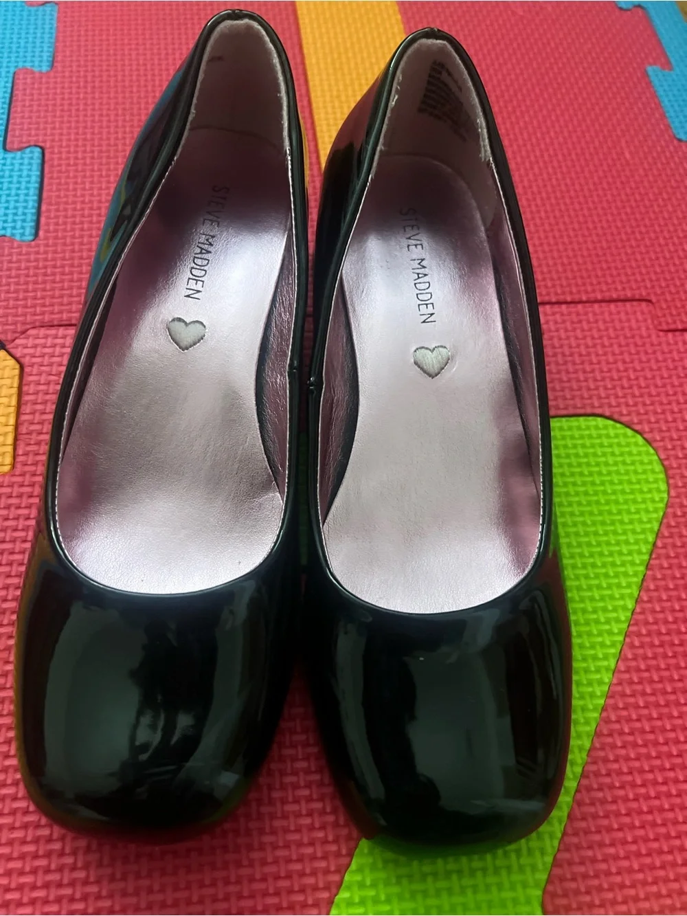 Steve Madden Black Patent Round-Toe Pumps with Pink Insole